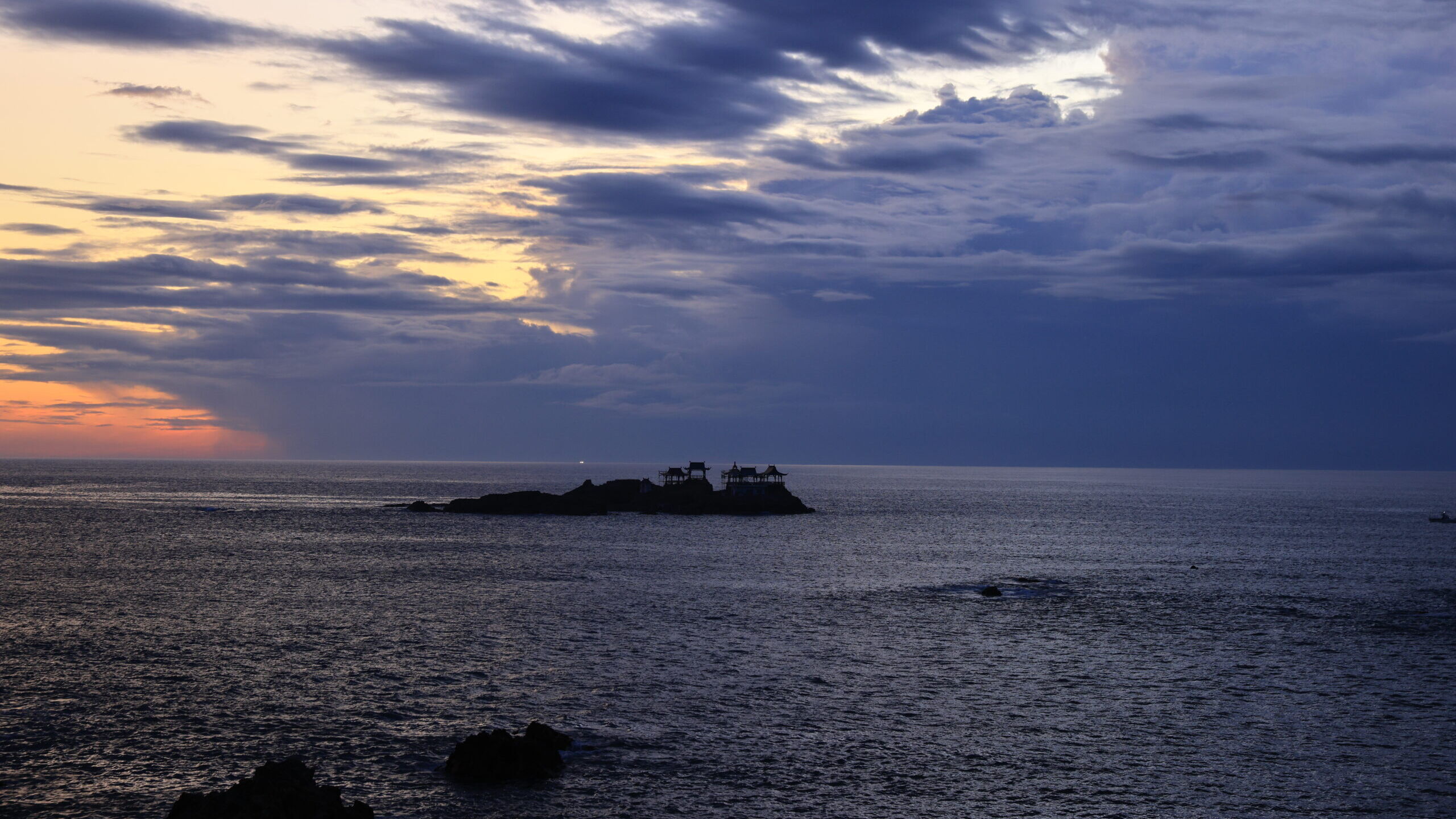早朝に流れ落ちる滝雲の奇跡