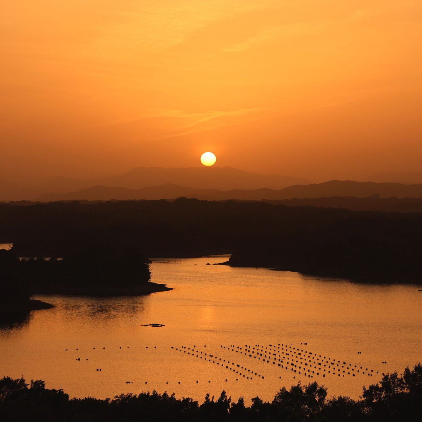 黄金色に輝く英虞湾の夕日と島影