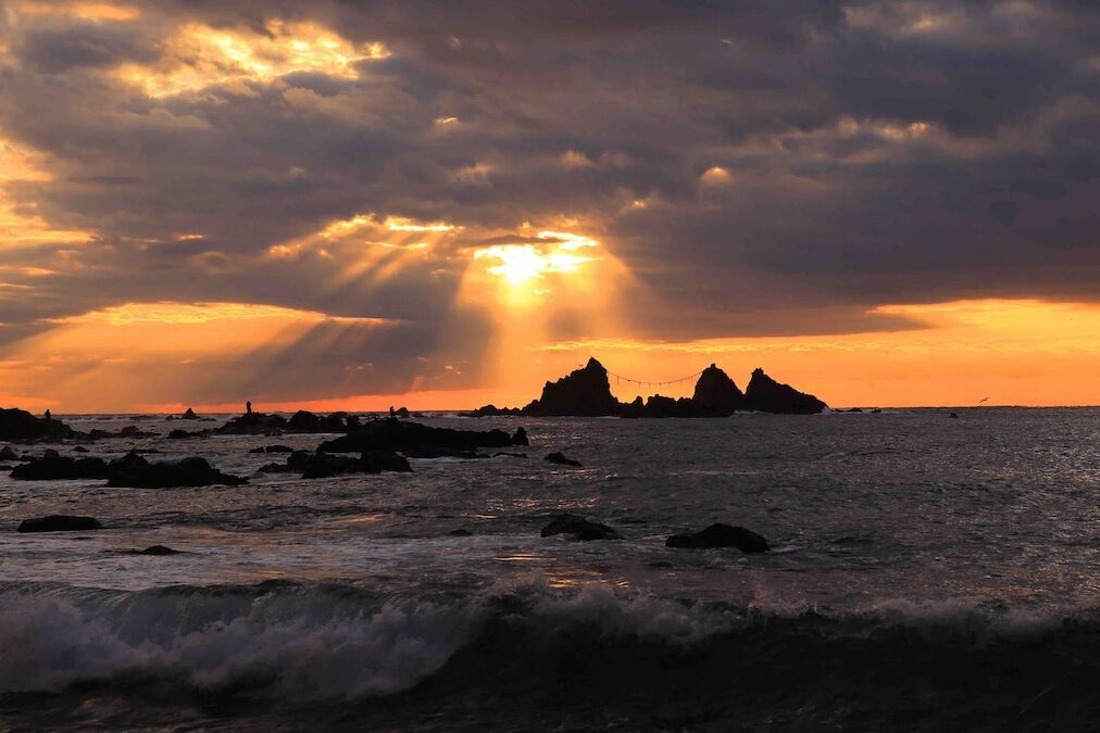神聖な御来光と豊かな自然が織りなす三ツ石海岸