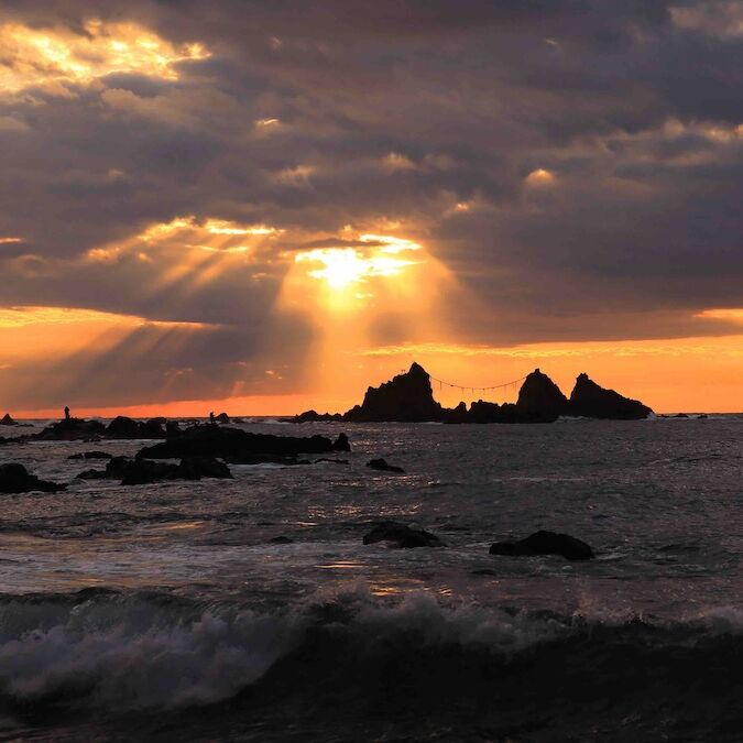 神聖な御来光と豊かな自然が織りなす三ツ石海岸