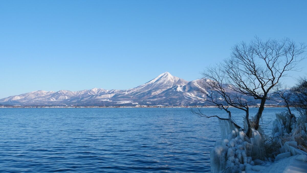 飛沫氷と磐梯山が魅力な冬の猪苗代湖