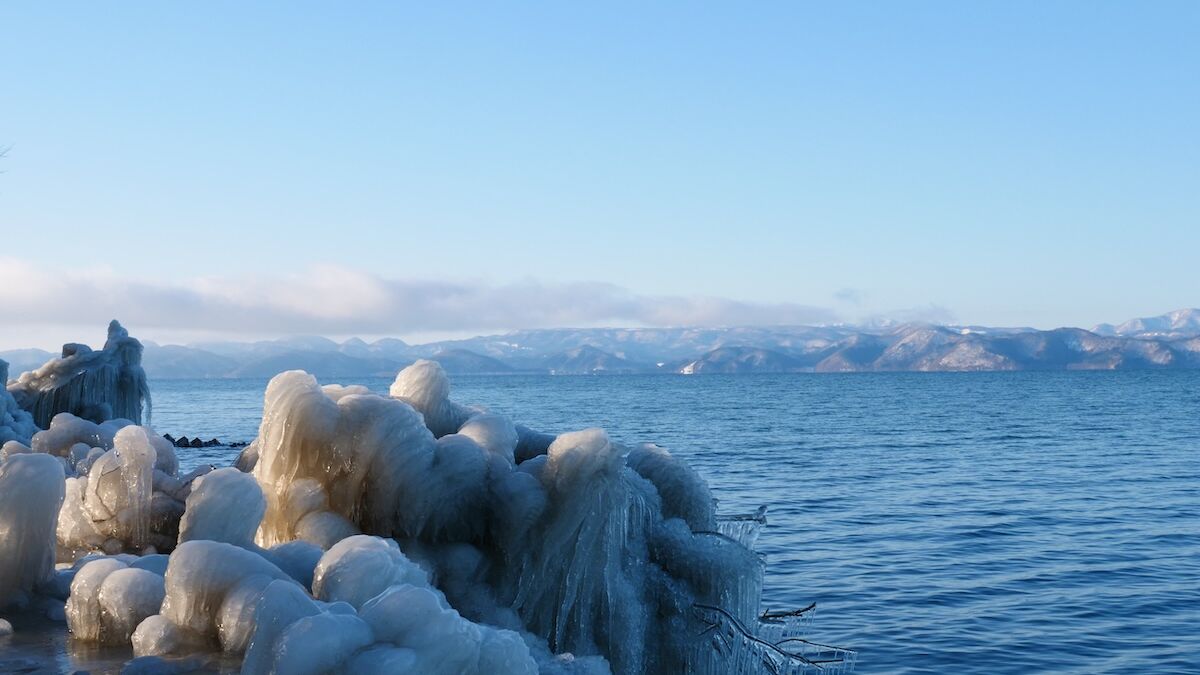 飛沫氷と磐梯山が魅力な冬の猪苗代湖